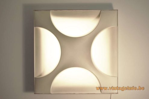 Staff Oyster Wall Lamp 1