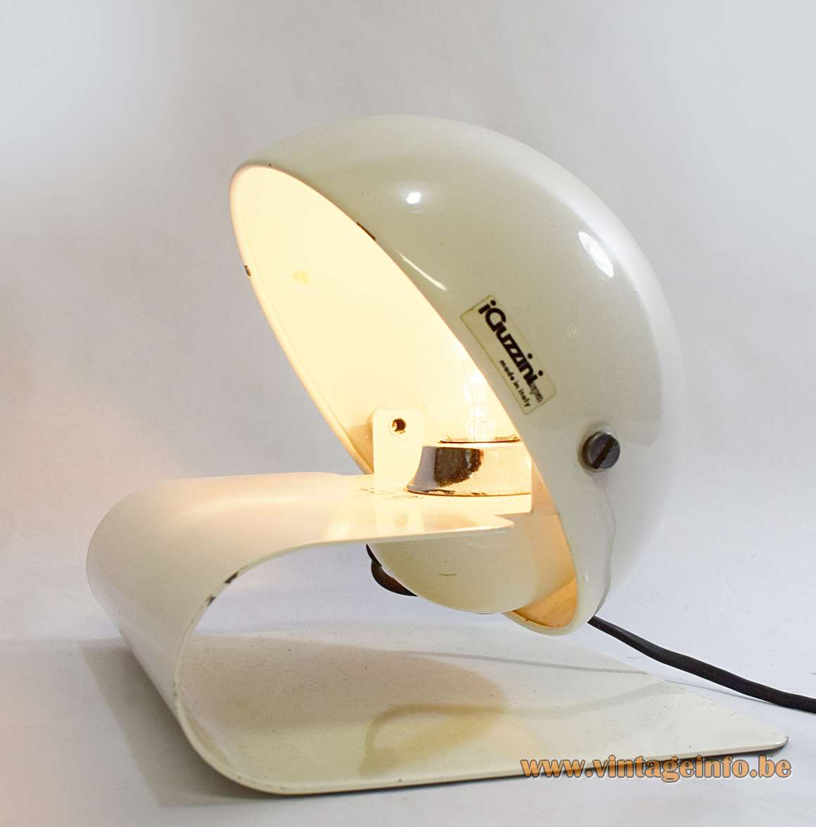 iGuzzini Bugia table or wall lamp 1975 design: Giuseppe Cormio white metal adjustable lampshade curved slat