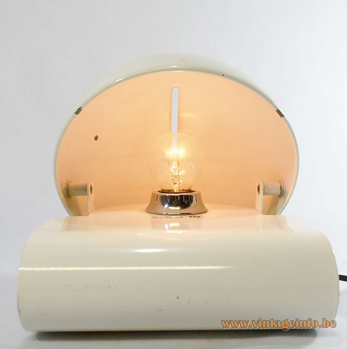 iGuzzini Bugia table or wall lamp 1975 design: Giuseppe Cormio white metal adjustable lampshade curved slat