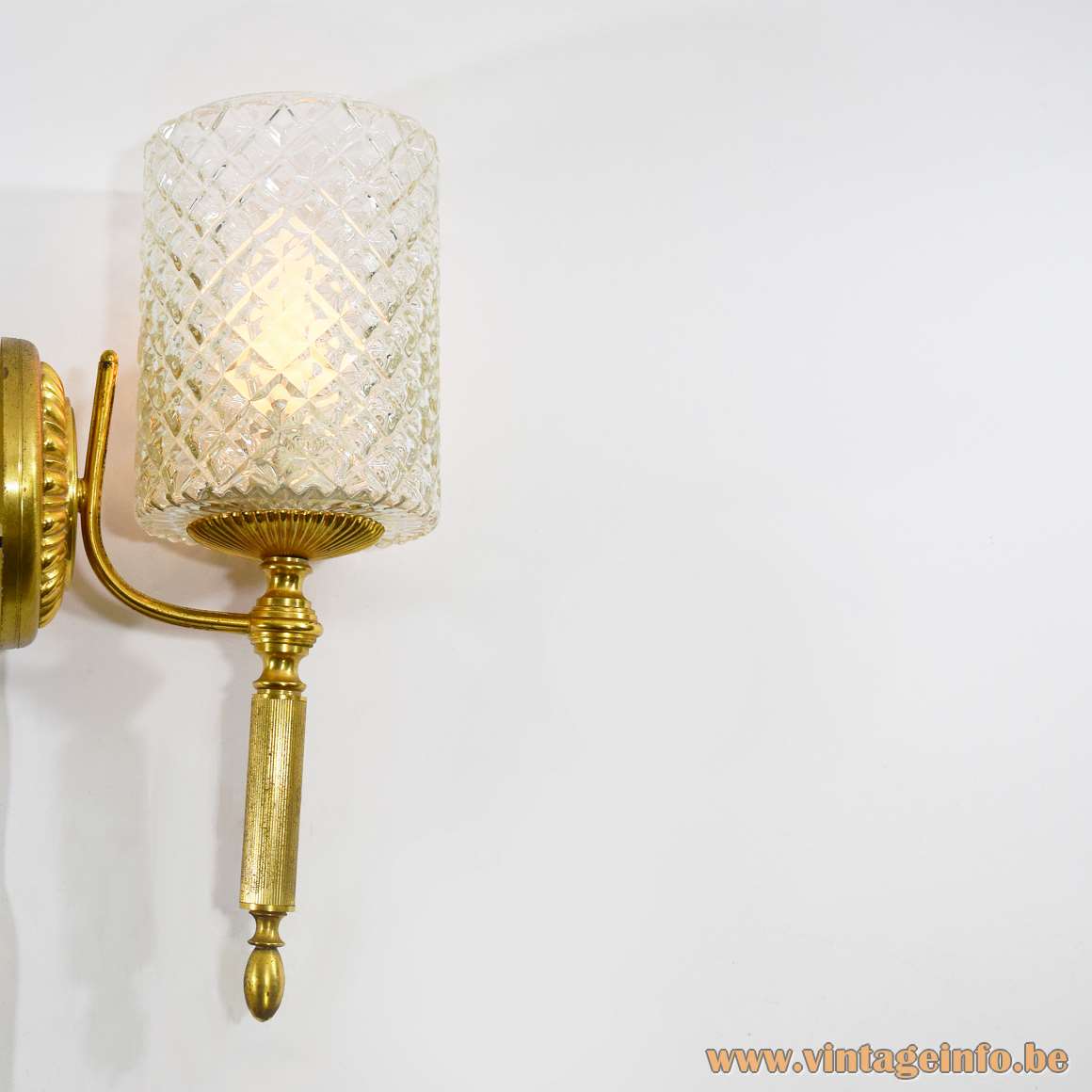 Sciolari Classic Wall Lamp round brass mount brass parts embossed crystal glass 1960s 1970s MCM