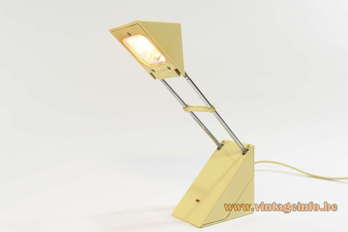 Triangular antenna desk lamp pyramid style plastic 2 extendable chrome rods Trendlight IKEA Brilliant AG 1980s Memphis