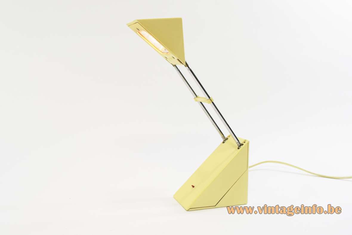 Triangular antenna desk lamp pyramid style plastic 2 extendable chrome rods Trendlight IKEA Brilliant AG 1980s Memphis