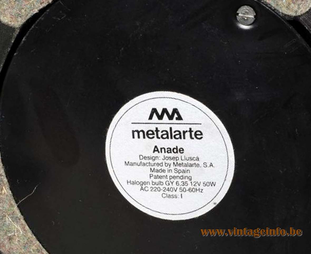 Metalarte Anade desk lamp 1984 design: Josep Lluscá round black base 2 rods red lampshade label