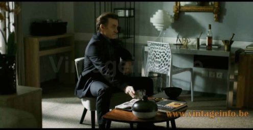 Strips table lamp used as a prop in the 2017 TV series Juste Un Regard S1E2