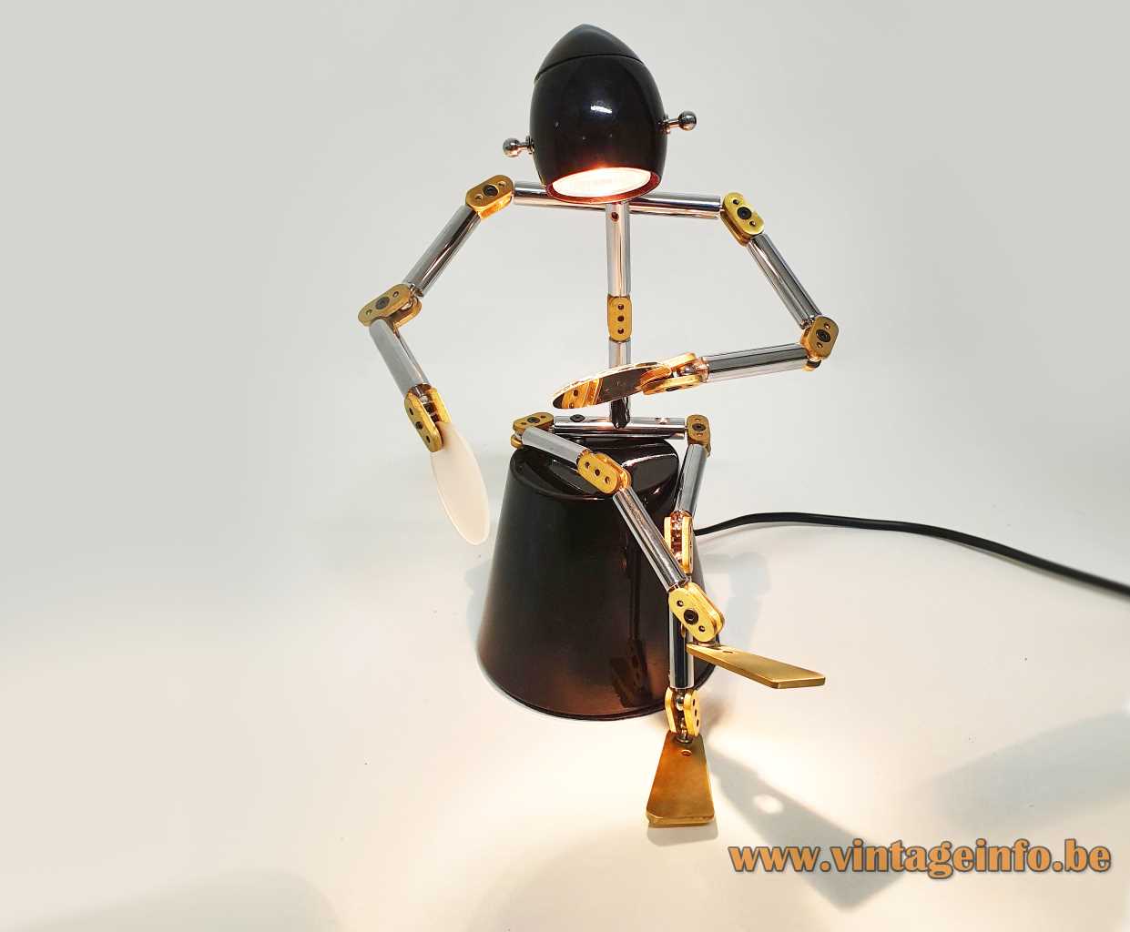 Sun Luen Sean table lamp design: Ygnacio Baranga round base adjustable robot round lampshade 2000s China