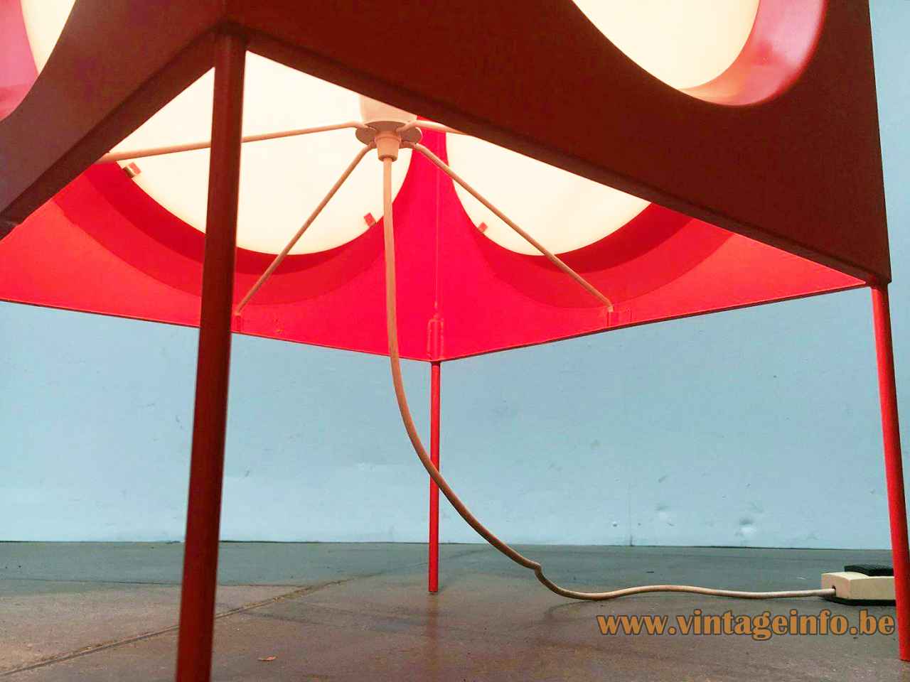 BAG Turgi cube floor lamp red metal lampshade 5 round white opal diffusers 1960s inside view