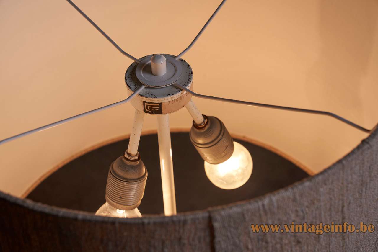 Triangular Brass Cosack Table Lamp - 1970s, Germany - 2E27 Sockets + Label Triangular brass Cosack table lamp inside fabric lampshade 2 metal E27 sockets glued label + logo model: 7994 1970s design Germany